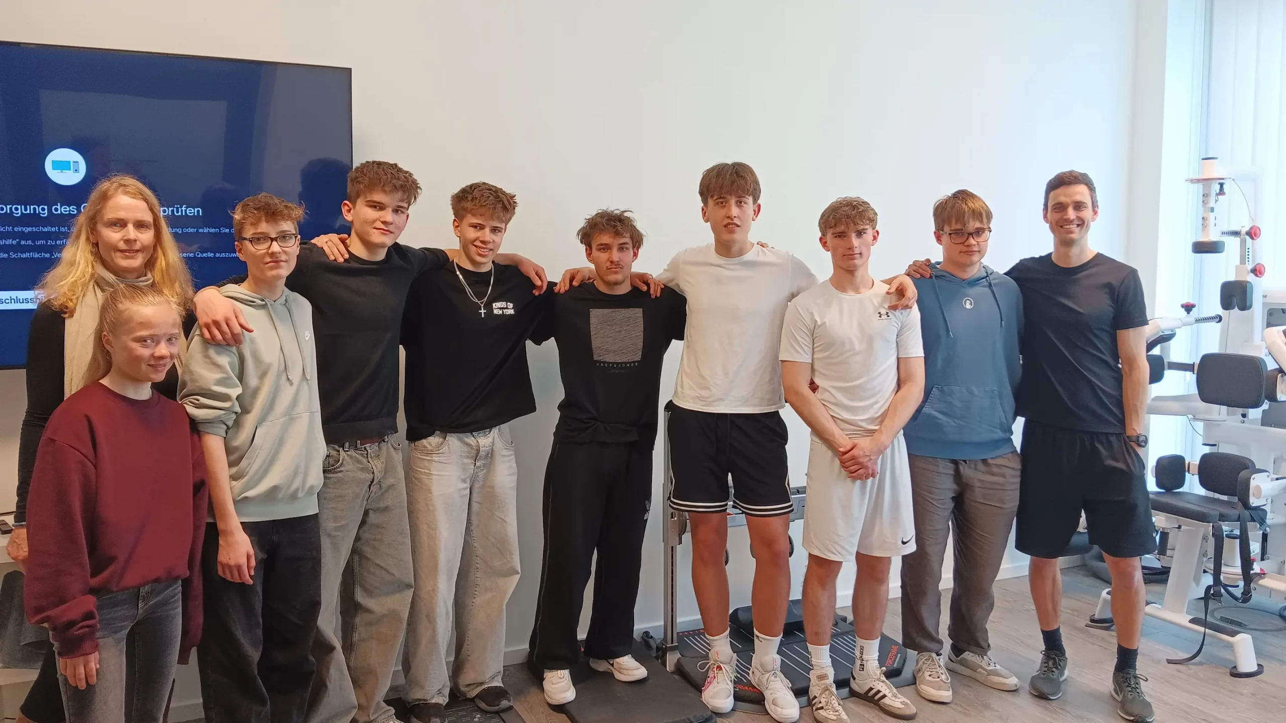 Sportwissenschaftler Tobias Dangl mit Schülern des Karlsgymnasiums München Pasing
