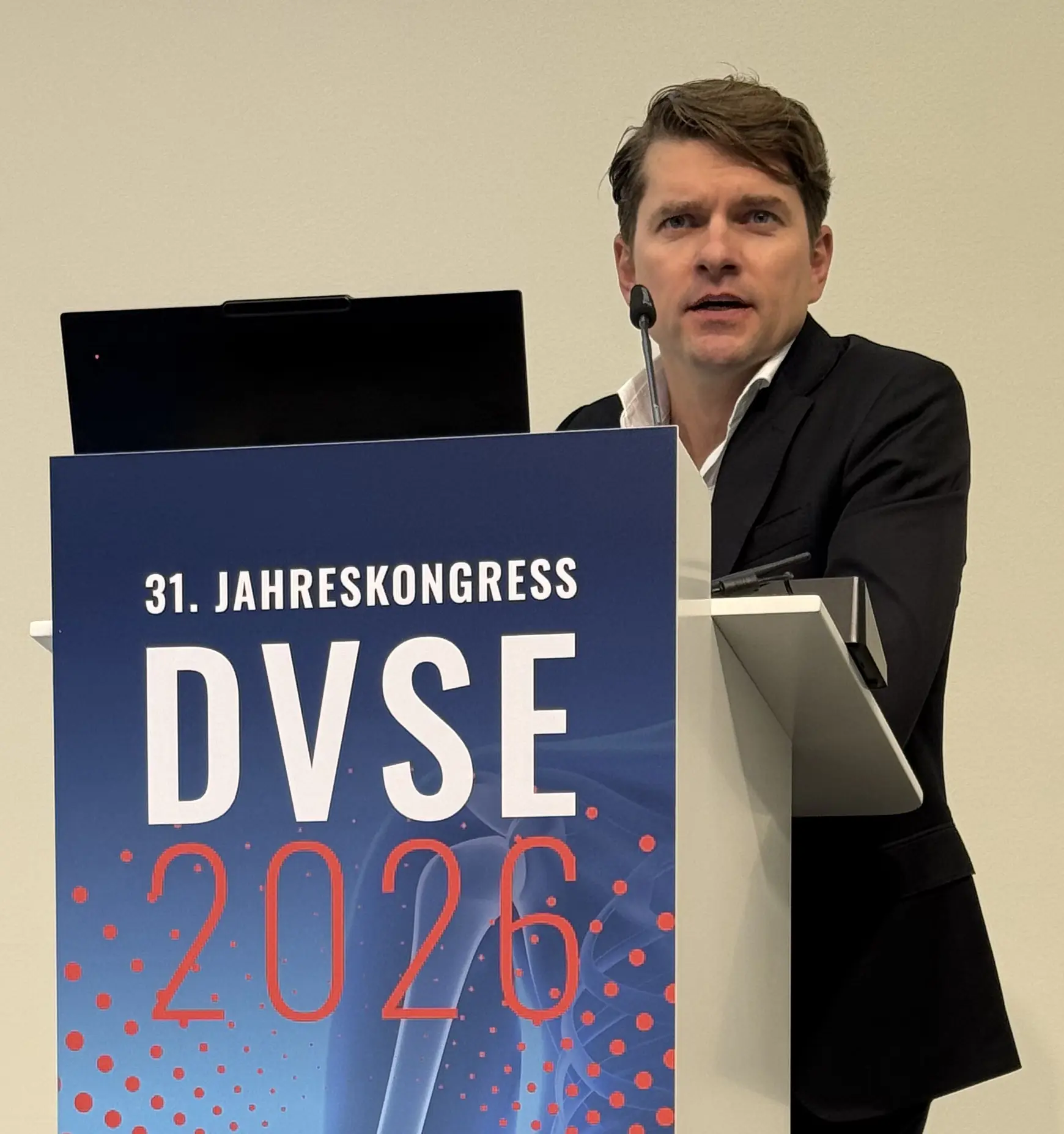 PD Dr. Scheiderer, Schulterspezialist am ZFOS, als Referent beim DVSE-Jahreskongress für Schulter- und Ellenbogenchirurgie